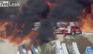 Un camion de pompier pris dans les flammes d'une raffinerie au Texas!!