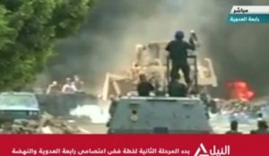 Blindés et bulldozers contre le camp des pro-Morsi
