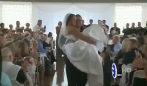 Une mariée paralysée par un accident de voiture marche pour son mariage!