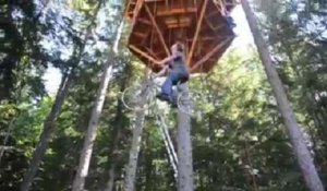 Pour grimper dans un arbre, il transforme un vélo en ascenseur