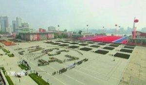 Parade militaire géante en Corée du Nord pour les 65 ans du pays