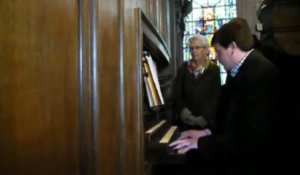 Alexandre Duval essaie les nouvelles sonorités de l'orgue