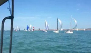 Boulogne-sur-Mer : les voiliers de la Half Ton Cup sous le spi, à la deuxième journée de compétition