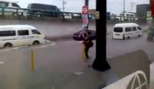 Roméo porte sa copine au-dessus de l'eau