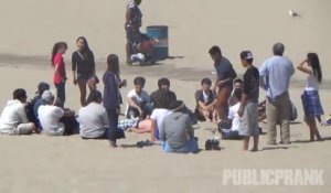Caméra cachée à la plage - Il se couche sur la serviette d'inconnus et bronze avec eux.