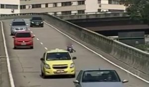 Un gamin descend une autoroute en tricycle! Taré...