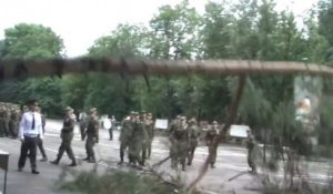 Russie : un arbre s'effondre en pleine cérémonie militaire !