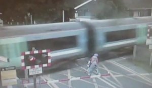 Cycliste frôle la mort devant un train