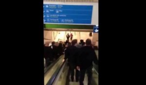 OM-PSG : Des supporteurs parisiens rendent Mathieu Valbuena fou à l’aéroport