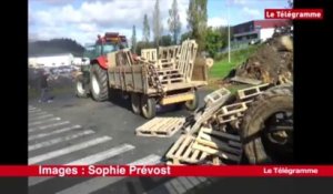 Lampaul-Guimiliau (29). Gad : un tracteur déverse des palettes devant l'usine