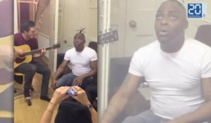 Coolio chante «Gangsta's Paradise» avec des étudiants