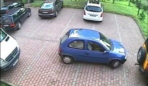 Une femme met 4 minutes pour sortir d'un parking