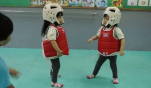 Combat de Taekwondo entre deux fillettes