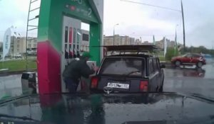 Pompiste danseur dans une station essence en Russie