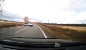 La surprise derrière le camion... Une voiture en aquaplaning! Gros crash en Russie.