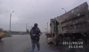 Un chauffeur de camion bourré explose une voiture et se fait éjecter du camion. Ridicule!