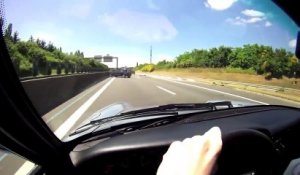 Une Porsche 993 évite un gros accident d'autoroute!