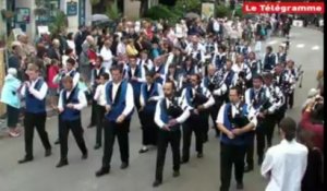 Festival de Cornouaille. 3.000 sonneurs et danseurs au défilé