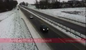 Lamballe. Le bord de la voie express enneigée