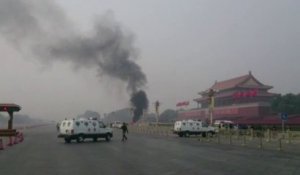 Pékin : une jeep prend feu devant la Cité Interdite