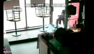 Tentative de vol d'un iPad dans un restaurant par un voleur stupide