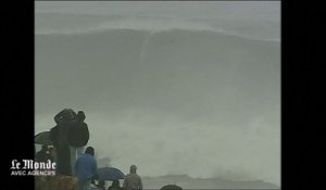 Un Brésilien surfe une vague de plus de 30 mètres