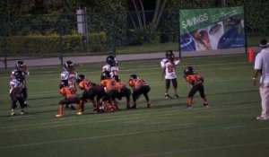 Football américain : une équipe de gamins jouent le système "Statue de la Liberté"