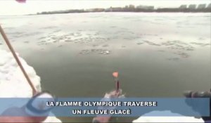 La flamme olympique traverse une rivière gelée