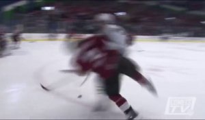Un joueur de Hockey se fait éclater par son adversaire : K.O direct!