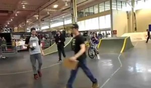 Gros Faceplant en BMX, il tombe sur le front!