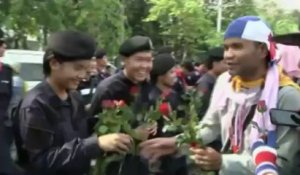 Thaïlande : les policiers offrent des roses aux manifestants