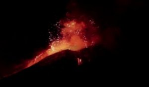 Explosion de couleur  pour le show nocturne de l'Etna