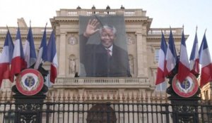 Le Quai d'Orsay déploie un portrait géant de Mandela