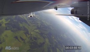 GoPro sur une aile d'avion qui passe le mur du son...