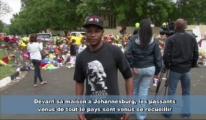 Le recueillement des Sud-africains devant la maison de Mandela