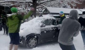 Des étudiants attaquent des automobilistes pendant une bataille de neige