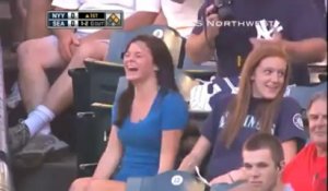 Une fan de baseball très excitée