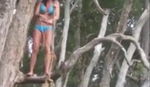 Gros FAIL en mode Tarzan, elle tombe de l'arbre!