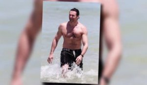 Hugh Jackman enlève son t-shirt pour aller nager en Australie