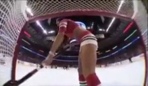 Caméra du gardien de Hockey qui film une fille peu vêtue! Bravo!
