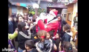 Le Père Noël distribue des cadeaux aux enfants Roms
