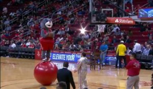 Une mascotte de Basket-ball marque un panier de dingue... A voir!