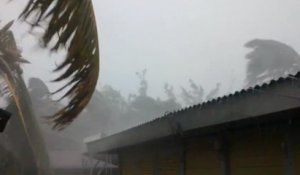 La Réunion : les images chocs du cyclone filmées par les habitants