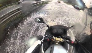 Un motard surpris par une énorme flaque d'eau sur une autoroute