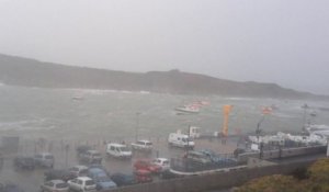 Tempête Ulla : Le Conquet en Bretagne, les vagues font disparaitre la digue