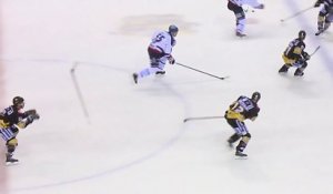 Hockey sur glace : il renvoie la crosse à son coéquipier qui l'avait perdu en lui faisant une passe!