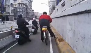 Un cycliste bourré tente de survivre au milieu des motos.