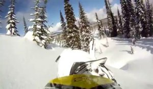 Accident de Moto-neige : le rider se fait ensevelir vivant!