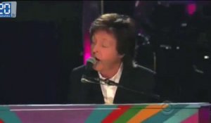Paul McCartney chante