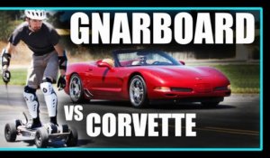 Un skateboard électrique contre une Corvette